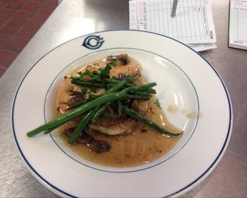 Popular Cuisine Chicken Marsala w Sauted Garlic Green Beans Delicious