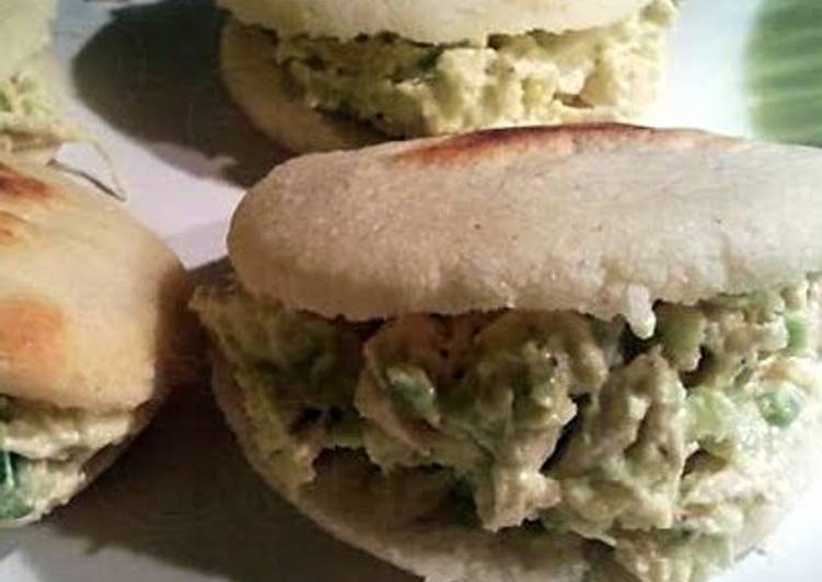 Recipe of Quick Chicken sandwich with avocado (Arepa/Renia Pepiada)