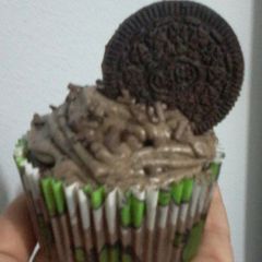 A picture of Cream cheese oreo frosting.