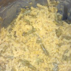 A picture of Mac n cheese with green beans.