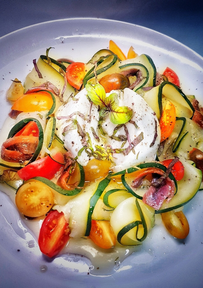 Una foto de Increible mozzarella bañada en aceite de peperoncino