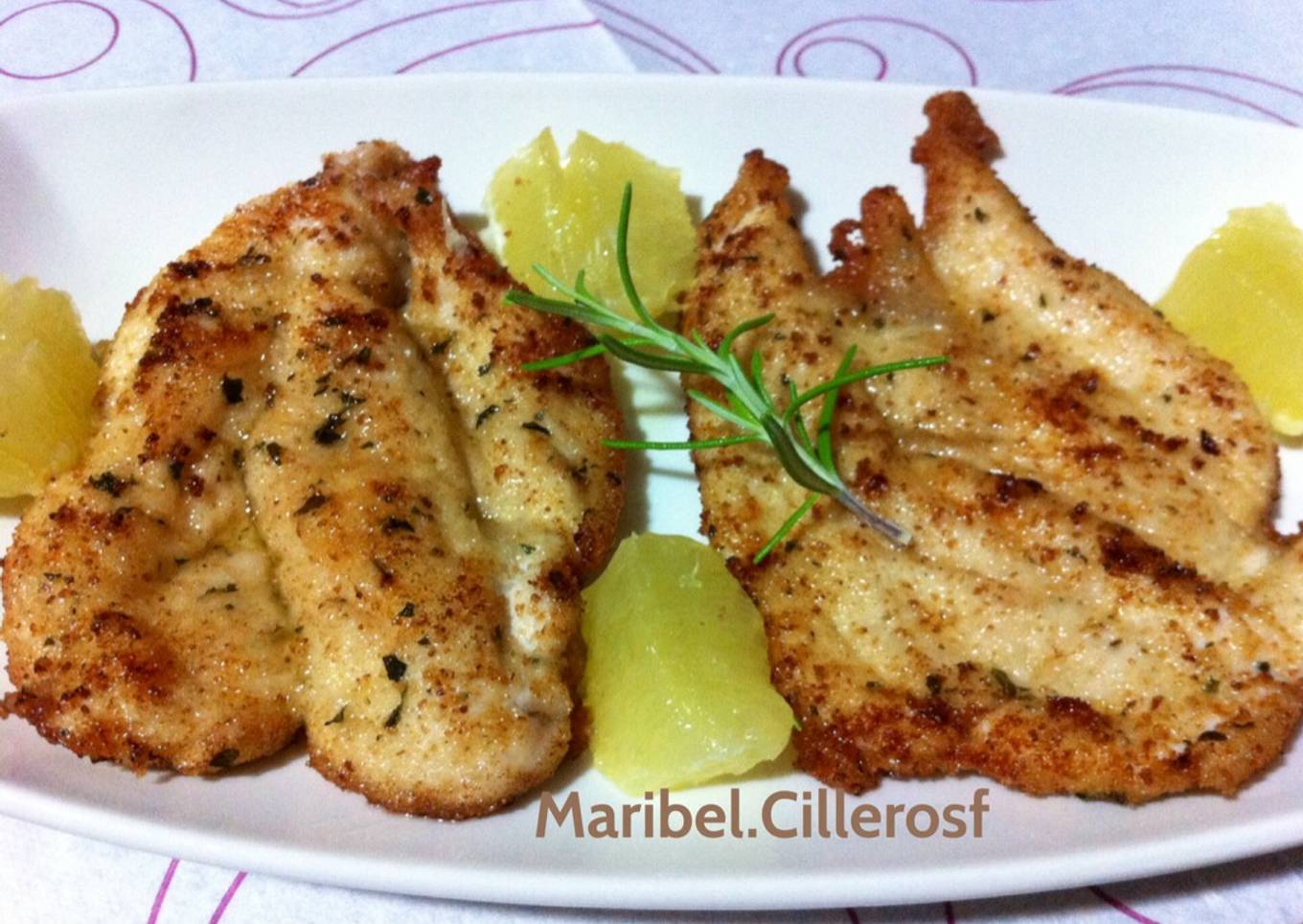 Pechugas de pollo a la plancha, ligeramente empanadas