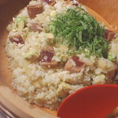 Sweet Chirashi Sushi with Skipjack Tuna (Bonito) and Avocado A picture of Sweet Chirashi Sushi with Skipjack Tuna (Bonito) and Avocado.
