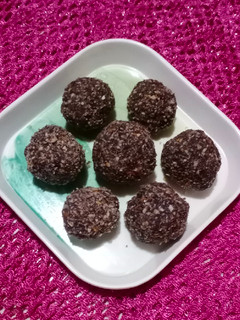 કોકોનટ ચોકલેટ લડ્ડુ (Coconut Chocolate laddu Recipe In Gujarati) રેસીપી મુખ્ય ફોટો