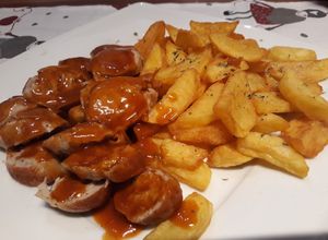 Φωτογραφία της συνταγής Currywurst Pommes (λουκάνικο με σάλτσα κάρυ και πατάτες)