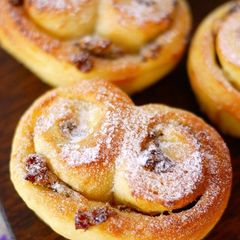 A picture of Raisin and Cream Cheese Rolls.