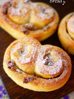 A picture of Raisin and Cream Cheese Rolls.
