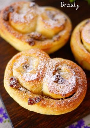 A picture of Raisin and Cream Cheese Rolls.