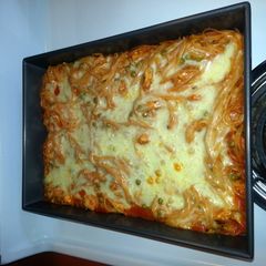 A picture of baked spaghetti with chicken.