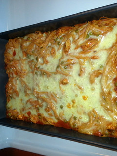 A picture of baked spaghetti with chicken.