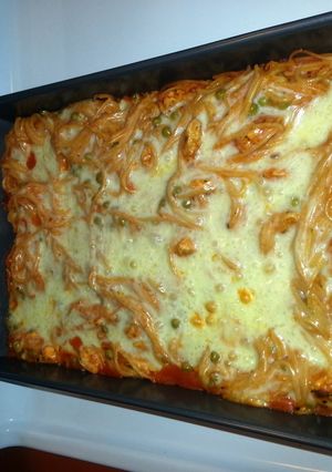 A picture of baked spaghetti with chicken.