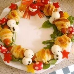 A picture of Christmas Frankfurter Sausage Pie Wreath.