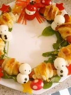 A picture of Christmas Frankfurter Sausage Pie Wreath.