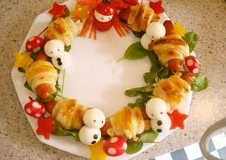 How to Prepare Quick Christmas Frankfurter Sausage Pie Wreath