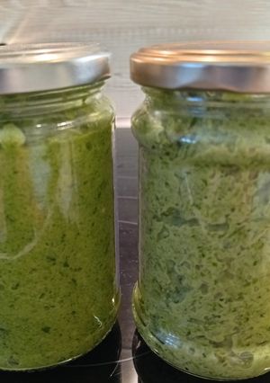 Zeller- és petrezselyemlevél pesto recept fotója