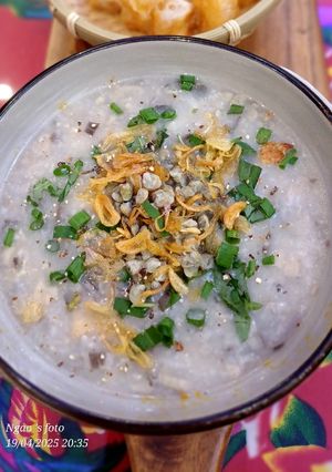A picture of Clam Rice Porridge (Cháo hến).