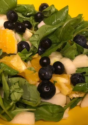 Una foto de Ensalada de rúcula, manzana, naranja, roquefort y arándanos