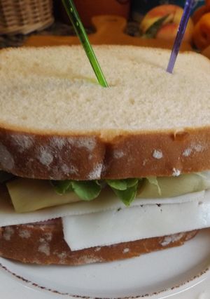 Una foto de Sándwich completito y delicioso para una cena de verano