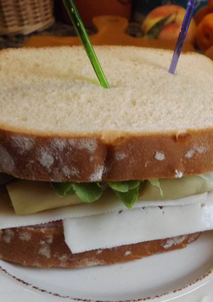 Una foto de Sándwich completito y delicioso para una cena de verano