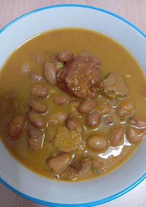 Una foto de Judías pintas con chorizo y panceta 😋😋😋