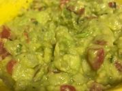 Una foto de guacamole con cilantro