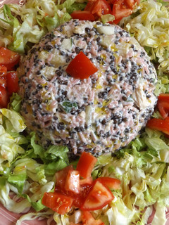 Una foto de Fuente de arroz rosa y lentejas caviar con ensalada