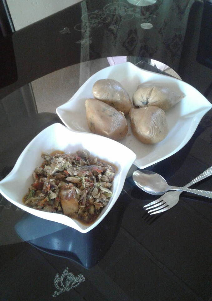 A picture of Moimoi with cabbage,fish and egg source.