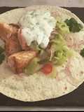 Wraps de salmão com molho de iogurte