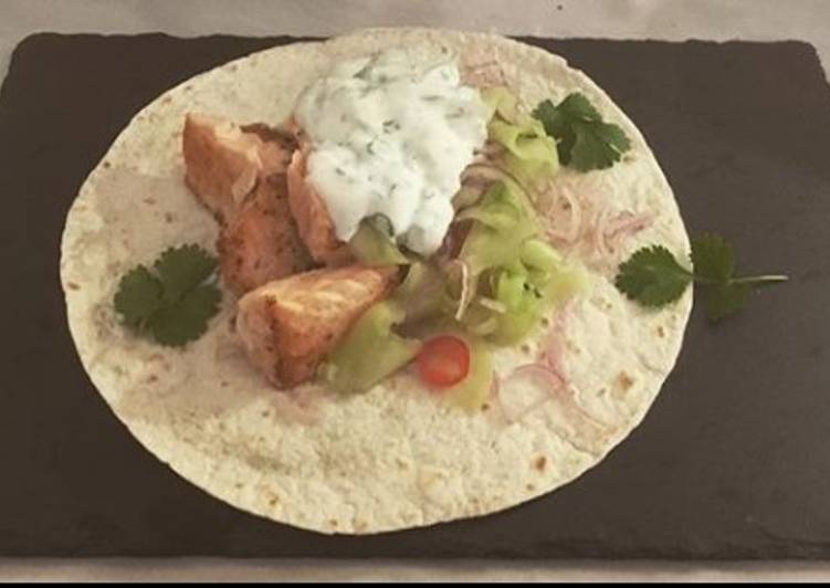 Wraps de salmão com molho de iogurte