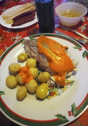 Una foto de Sama al horno con papas arrugás y mojo de pimiento