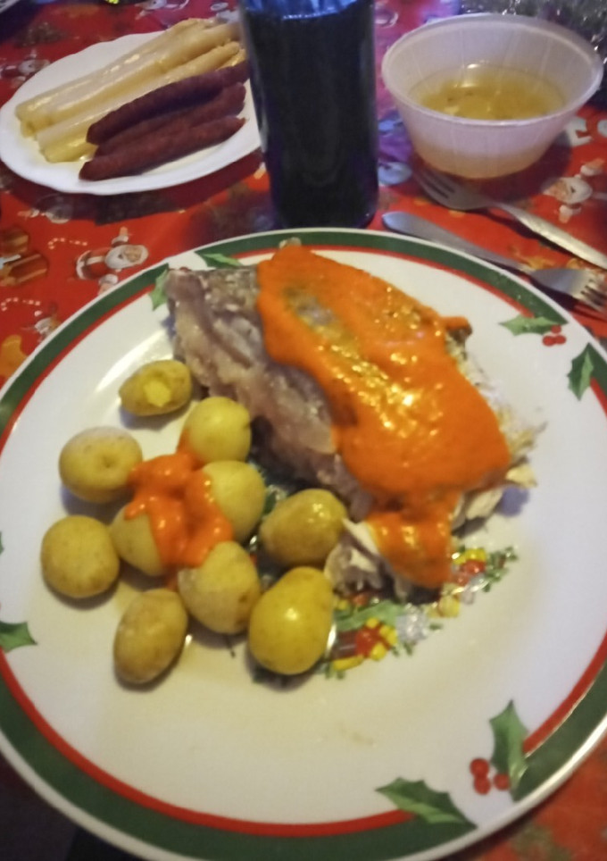 Una foto de Sama al horno con papas arrugás y mojo de pimiento