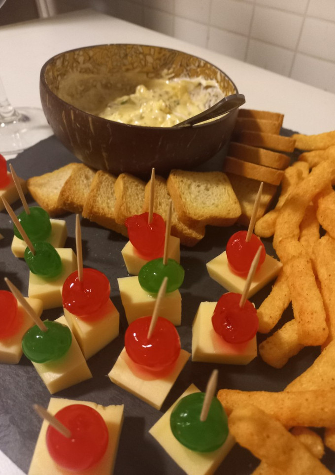 Una foto de Paté de huevo y picoteo 🍷