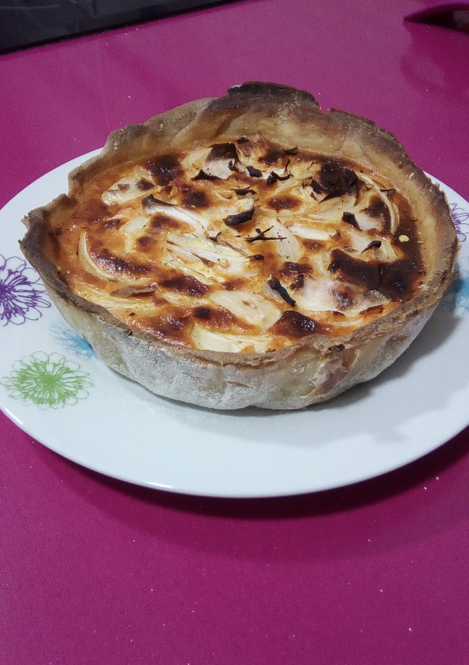 Una foto de Quiche de sobrasada y cebolla con masa de pan casero