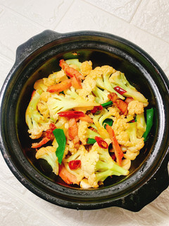 宴客菜/年菜【干鍋臘肉白花菜】 的食譜成品照片