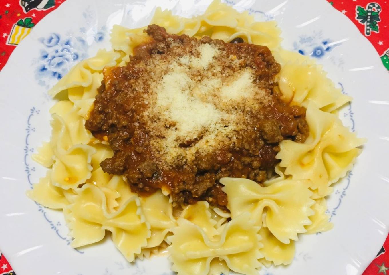 Pasta corbatita en salsa roja casera con carne molida!