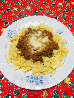 Una foto de Pasta corbatita en salsa roja casera con carne molida!