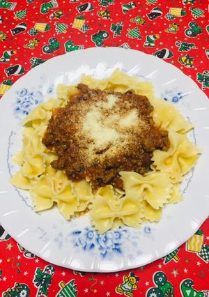 Una foto de Pasta corbatita en salsa roja casera con carne molida!