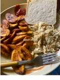 Fried plantains, scrambled eggs & bread 🍞