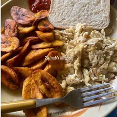 A picture of Fried plantains, scrambled eggs & bread 🍞.