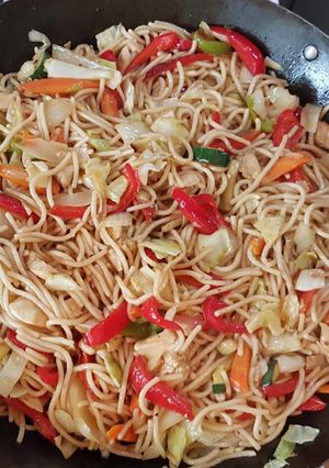 Méregerős ázsiai zöldséges-csirkés tészta recept fotója