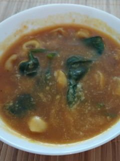 Una foto de Sopa de tortellini