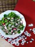 Feldsalat mit Radieschen und Gorgonzola-Dressing