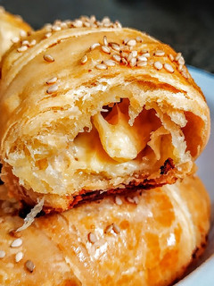 Una foto de CROAISSANT🥐Rellenos de🧀 Queso...!😋