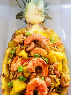 Una foto de Arroz frito tailandés con langostinos y piña (Khao Pad Saparod)