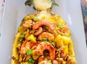 Una foto de Arroz frito tailandés con langostinos y piña (Khao Pad Saparod)