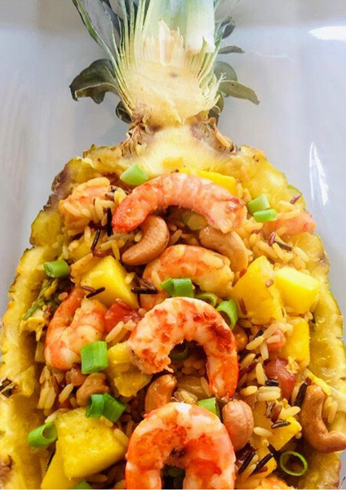 Una foto de Arroz frito tailandés con langostinos y piña (Khao Pad Saparod)