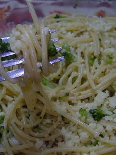 Una foto de Fideos sin gluten con brócoli salteado