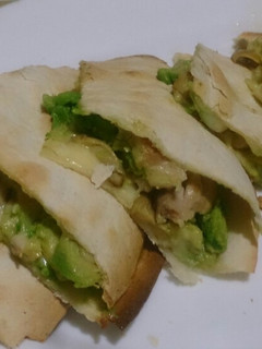 Una foto de Sincronizadas de pollo, champiñones y aguacate