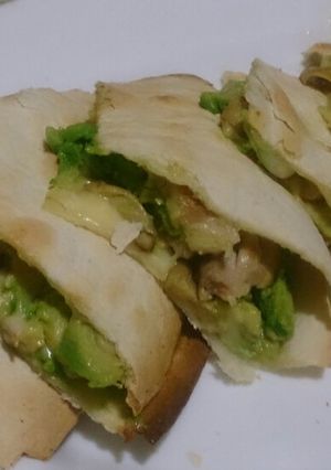 A picture of Chicken, Mushroom, and Avocado Sincronizadas.
