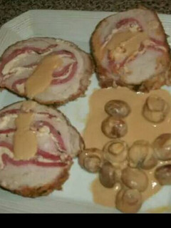 Una foto de lomo iberico relleno de jamon y queso
